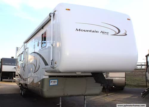 61490 - 40' 2002 Newmar Mountain Aire 38KSWB w/3 Slides Image 1