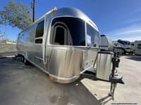 61709 - 27' 2015 Airstream Flying Cloud 27FB TWIN Image 1