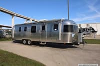 54842 - 33' 2020 Airstream Classic 33FB TWIN Image 1