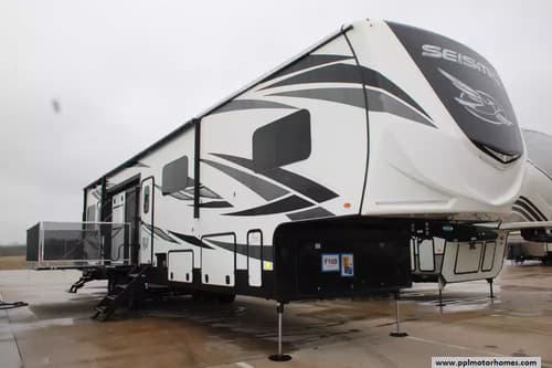 61624 - 45' 2020 Jayco Seismic 4113 w/2 Slides & Generator  - Toy Hauler Image 1
