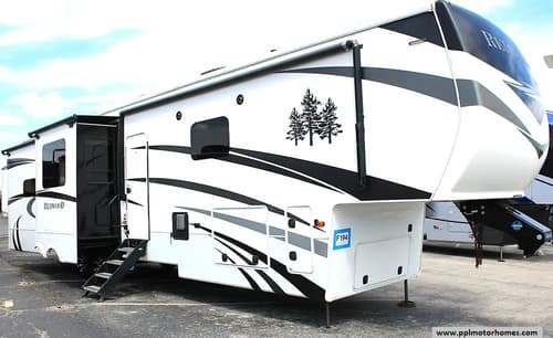 64909 - 42' 2020 Thor Redwood 4001LK w/4 Slides Image 1