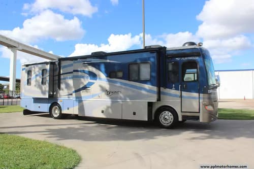 60869 - 40' 2007 Fleetwood Discovery 39L 330hp Caterpillar w/4 Slides Image 1