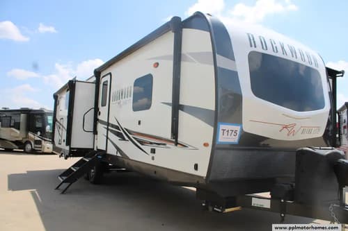 64478 - 33' 2022 Forest River Rockwood Ultra Lite 2720IK w/3 Slides Image 1