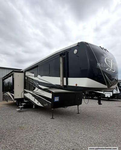 64897 - 44' 2019 Drv Mobile Suites 44 CUMBERLAND w/3 Slides & Generator Image 1