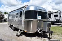 61070 - 25' 2020 Airstream Flying Cloud 25RB QUEEN Image 1