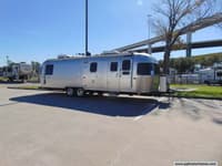 57971 - 31' 2017 Airstream Classic 30 Image 1