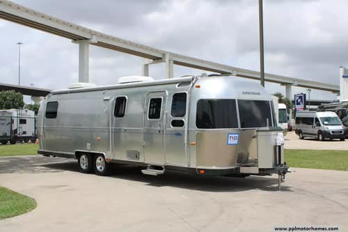 63222 - 31' 2011 Airstream Classic Limited 30 Image 1