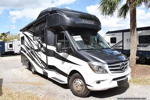62433 - 24' 2018 Tiffin Wayfarer 24BW w/2 Slides Image 1