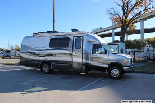 61763 - 27' 2015 Coach House Platinum 261-XL w/Slide Image 1