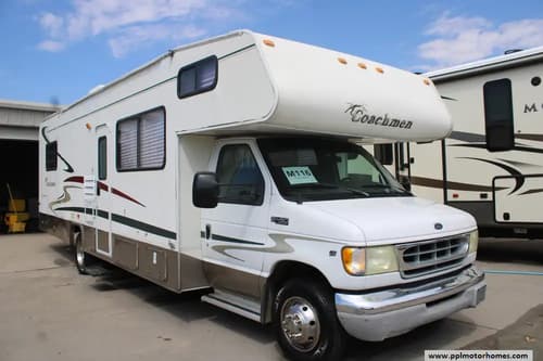 64731 - 31' 2002 Coachmen Leprechaun 305MB Image 1