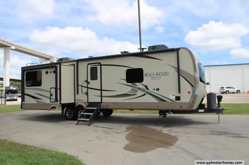64430 - 34' 2018 Forest River Rockwood Signature Ultra Lt 8329SS w/3 Slides Image 1