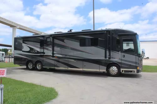 63085 - 42' 2013 Winnebago Tour 42QD 450hp Cummins w/3 Slides Image 1