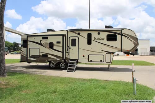 63793 - 32' 2017 Forest River Wildcat 29RLX w/3 Slides Image 1