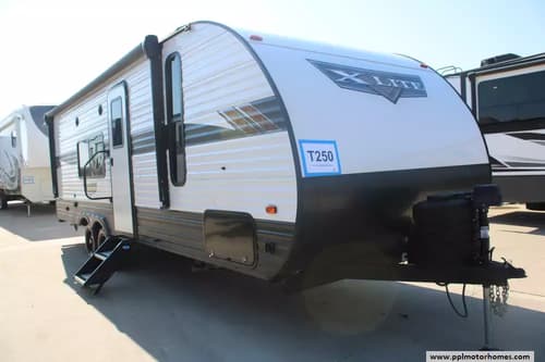 64523 - 28' 2023 Forest River Wildwood X-Lite 261BHXL - Bunk House Image 1