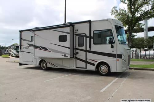 63787 - 29' 2020 Winnebago Intent 28Y w/3 Slides Image 1