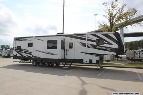 61546 - 45' 2024 Jayco Seismic M-399 w/3 Slides - Toy Hauler Image 1