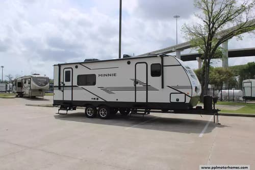 62573 - 28' 2021 Winnebago Minnie 2529RG w/Slide Image 1