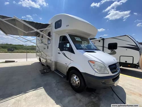 60685 - 24' 2012 Winnebago View 24M w/Slide Image 1
