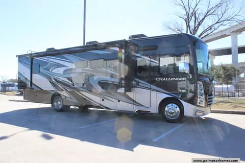 61704 - 37' 2020 Thor Challenger 35MQ w/2 Slides Image 1