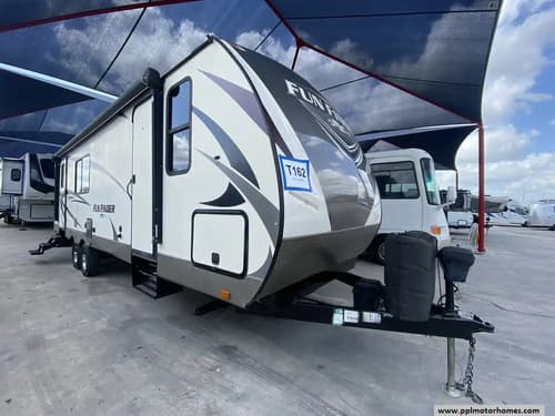 64353 - 32' 2017 Cruiser RV Fun Finder 27IK w/2 Slides Image 1