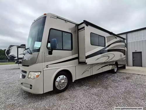 63540 - 35' 2014 Winnebago Sightseer 33C w/3 Slides Image 1
