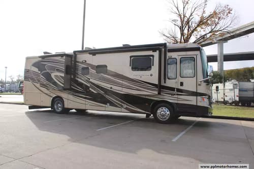 61566 - 38' 2018 Newmar Ventana 3709 360hp Cummins w/3 Slides Image 1