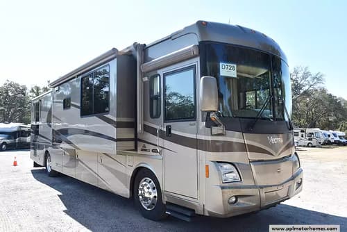 62152 - 40' 2005 Winnebago Vectra 40KD 400hp Cummins w/3 Slides Image 1