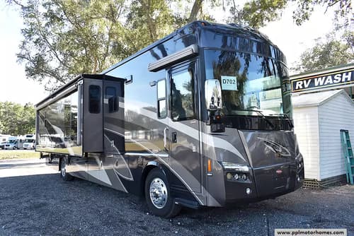61521 - 39' 2008 Winnebago Tour 40TD 400hp Cummins w/2 Slides Image 1