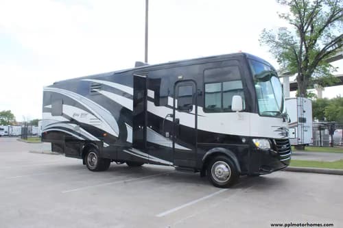 62595 - 28' 2017 Newmar Bay Star Sport 2812 w/3 Slides Image 1