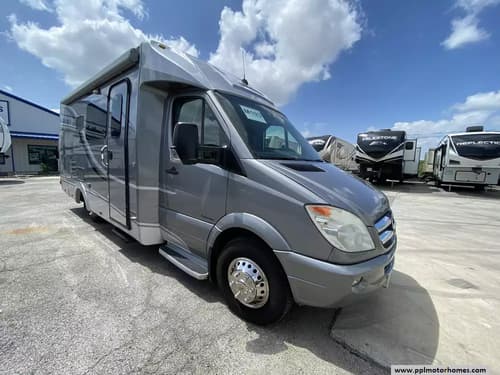 64141 - 25' 2013 Leisure Travel Unity Series 24MB w/Slide Image 1