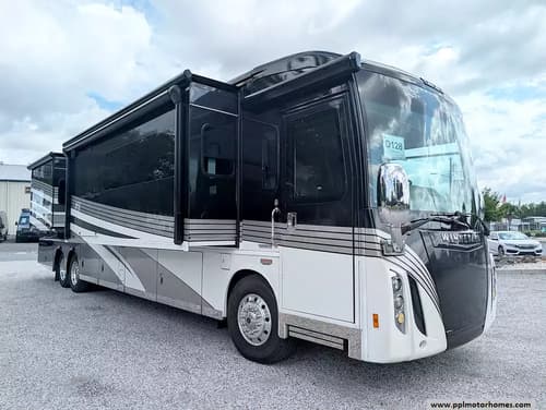 63699 - 43' 2017 Winnebago Ellipse 42QD 450hp Cummins w/3 Slides Image 1