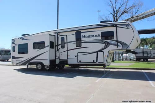 62474 - 39' 2014 Keystone Montana 3735MK w/4 Slides Image 1