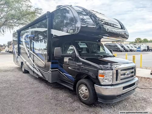 63122 - 32' 2022 Thor Quantum WS31 w/Slide Image 1