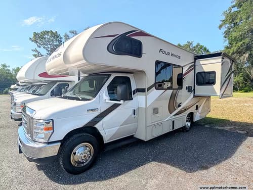 63735 - 24' 2019 Thor Four Winds 22B w/Slide Image 1