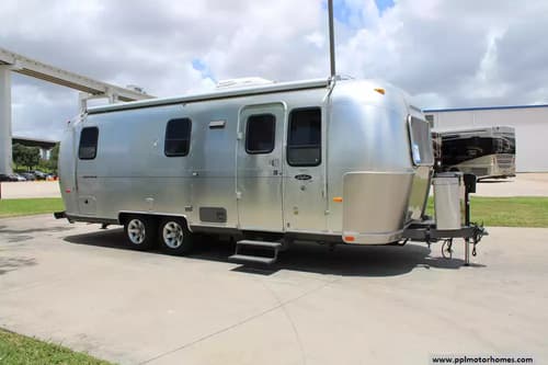 63617 - 26' 2006 Airstream Safari 75th Anniv 25F Image 1