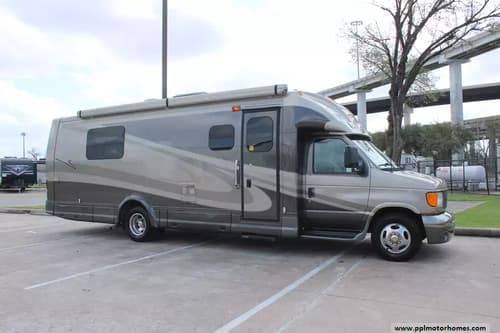 62429 - 28' 2005 Isata Dynamax Touring Sedan 282 w/Slide Image 1