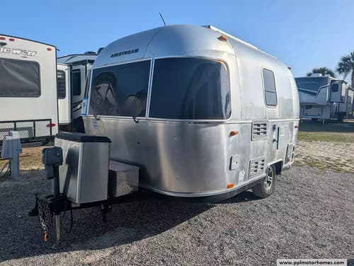 62697 - 16' 2017 Airstream Bambi Sport 16 Image 1