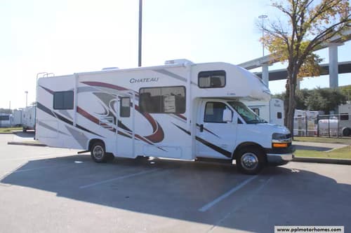 61708 - 30' 2021 Thor Chateau 28A Image 1