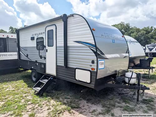 63406 - 21' 2021 Primetime Avenger Lt 17FQS w/Slide Image 1