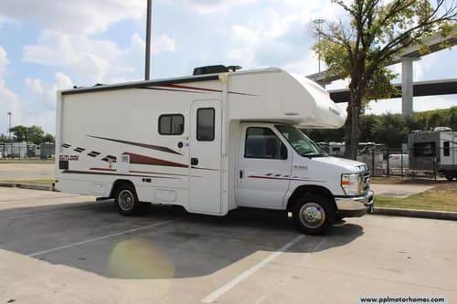 61252 - 24' 2019 Winnebago Outlook 22C w/Slide Image 1