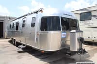 60017 - 33' 2020 Airstream Classic 33FB QUEEN Image 1
