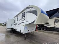 61580 - 32' 2012 Primetime Crusader 290RLT w/3 Slides Image 1