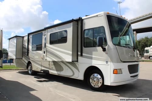 64299 - 37' 2015 Winnebago Vista 36Y w/3 Slides Image 1