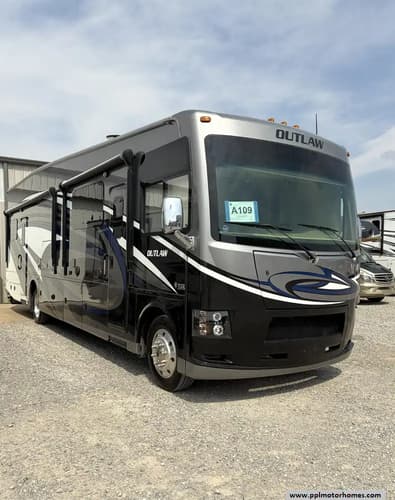 64810 - 38' 2017 Thor Outlaw M-37BG w/Slide - Toy Hauler Image 1