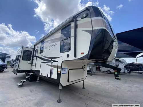 64355 - 35' 2018 Heartland Big Horn Traveler 32RS w/3 Slides Image 1