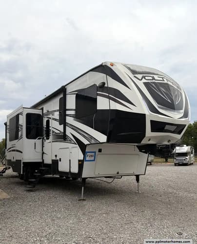 64715 - 42' 2015 Dutchmen Voltage V3895 w/3 Slides & Generator  - Toy Hauler Image 1