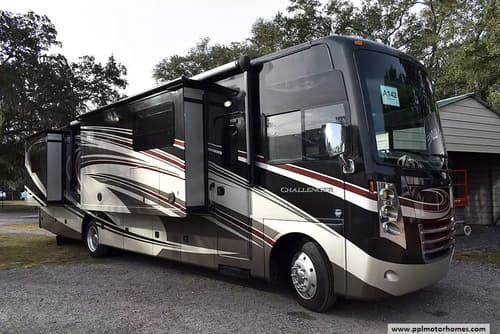 61891 - 38' 2015 Thor Challenger 37GT w/3 Slides Image 1