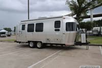 64312 - 23' 2022 Airstream Flying Cloud 23FB QUEEN Image 1