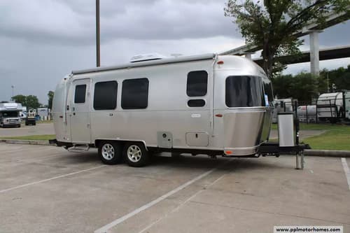 64312 - 23' 2022 Airstream Flying Cloud 23FB QUEEN Image 1