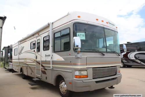63310 - 37' 2000 Fleetwood Bounder 36S w/Slide Image 1